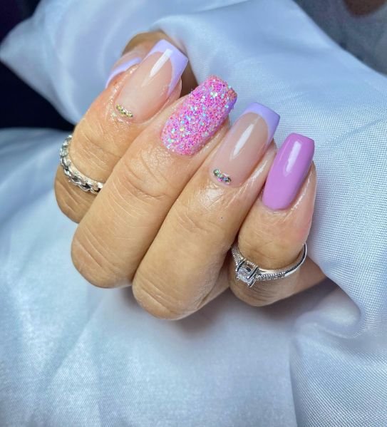 Unhas lilás e nude com glitter