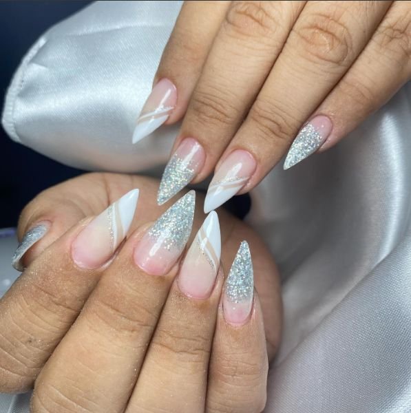 Unhas com glitter prata e francesinha