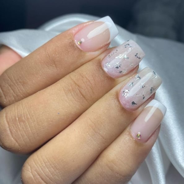 Unhas nude com folha metalizada